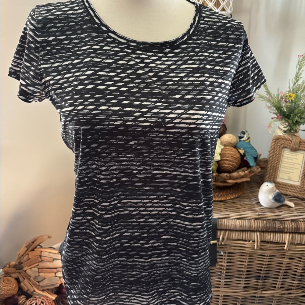 Under Armour Black and White Fitted Short Sleeve Tee